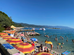 Gradska Plaza Novi Vinodolski'in fotoğrafı düz bir kıyı şeridi ile birlikte