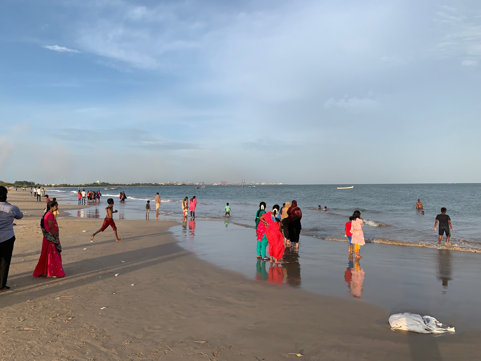 Thlamuthunagar Beach'in fotoğrafı parlak kum yüzey ile