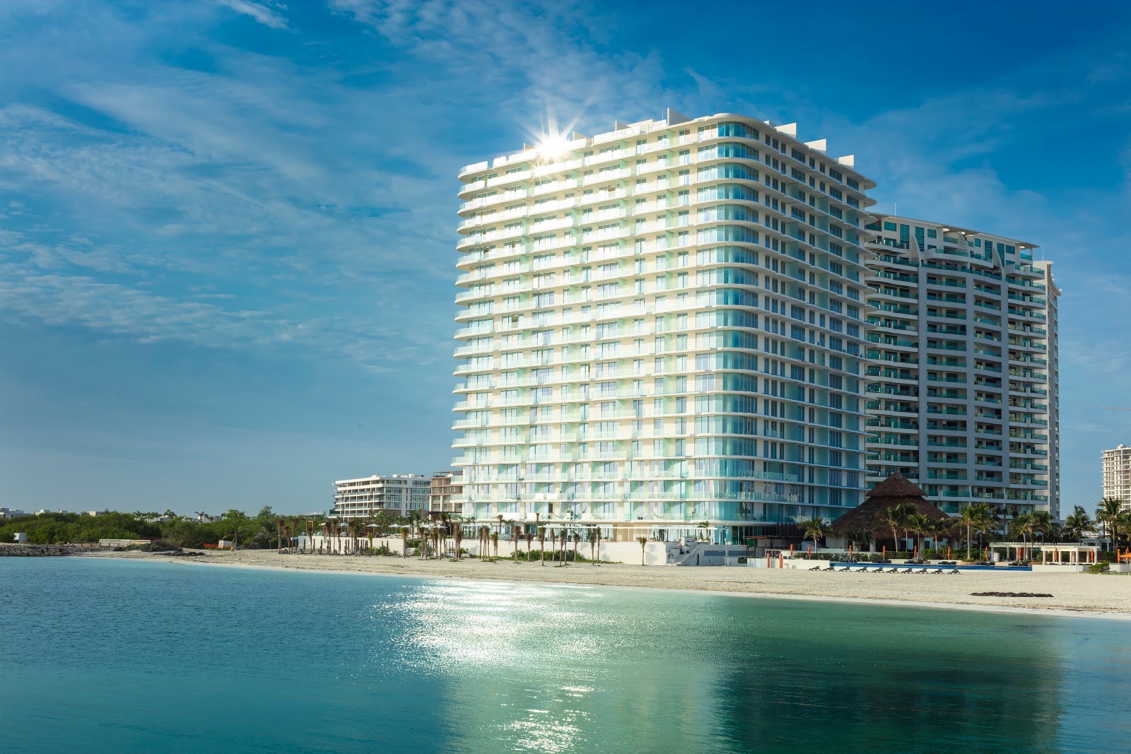 SLS Hotel beach的照片 带有碧绿色纯水表面