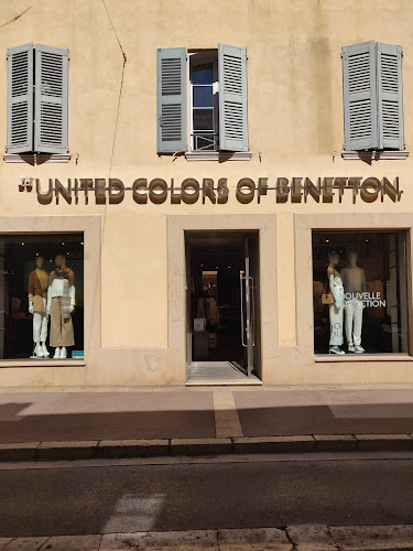 Magasin de vêtements pour femmes United Colors Of Benetton. Saint-Tropez