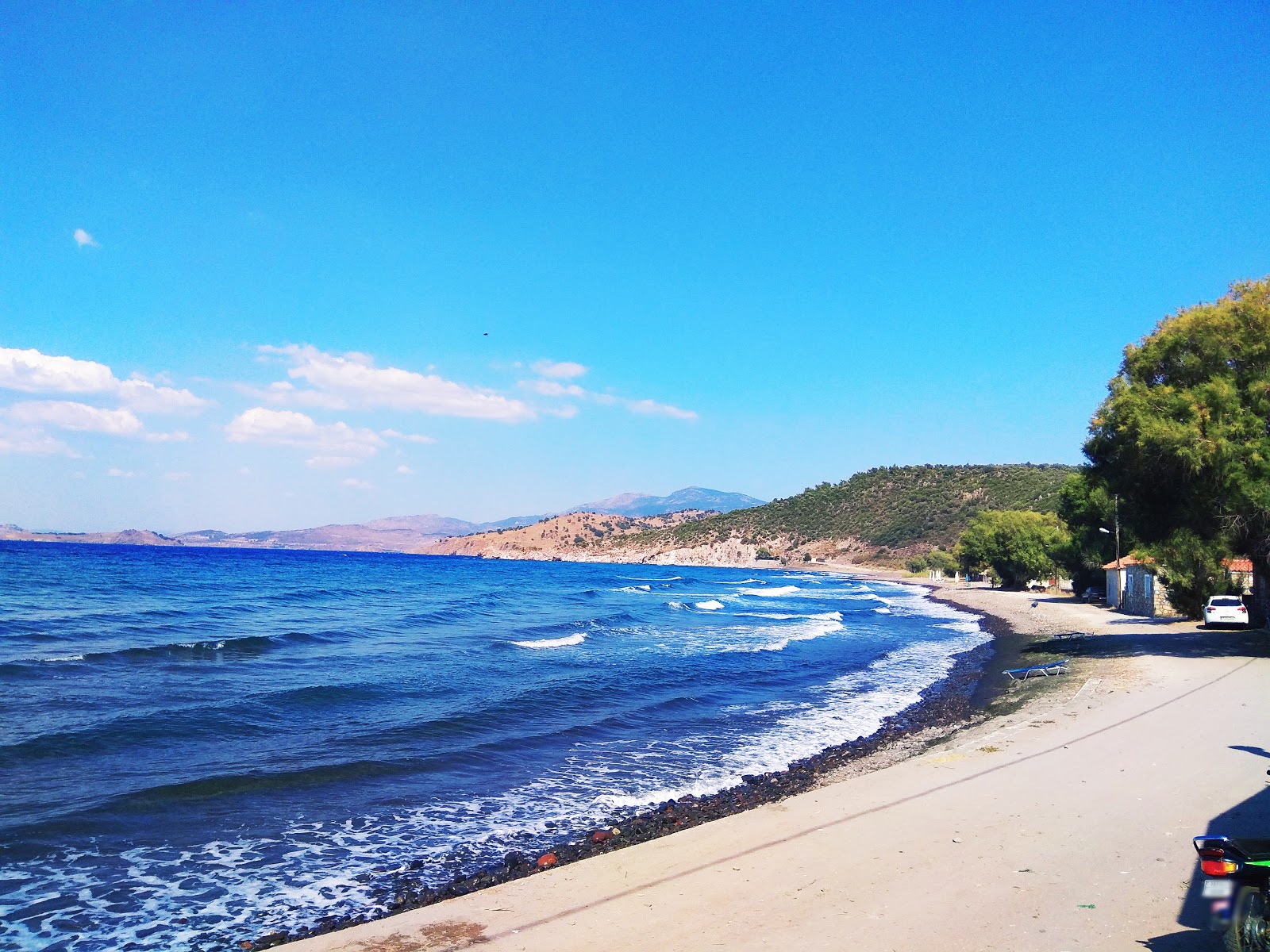 Foto von Paralia Tsichranta mit beiger kiesel Oberfläche
