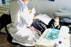 Clinica odontológica Armazém do Sorriso (Dor de dente é no consultório odontológico) Dentista image