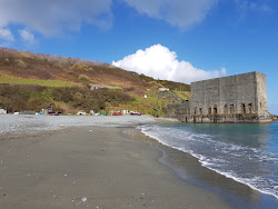 Foto von Porthoustock beach und die siedlung
