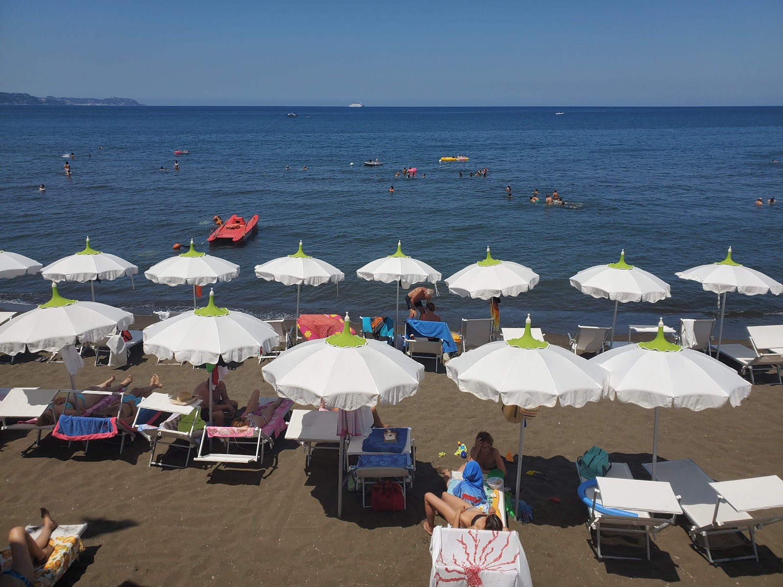 Chiaiolella Beach'in fotoğrafı - rahatlamayı sevenler arasında popüler bir yer