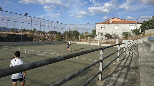 Pista polideportiva de Villanueva de Ávila en Villanueva de Ávila, Ávila‎