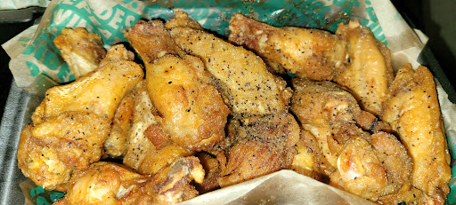 Chicken wings restaurant Akron