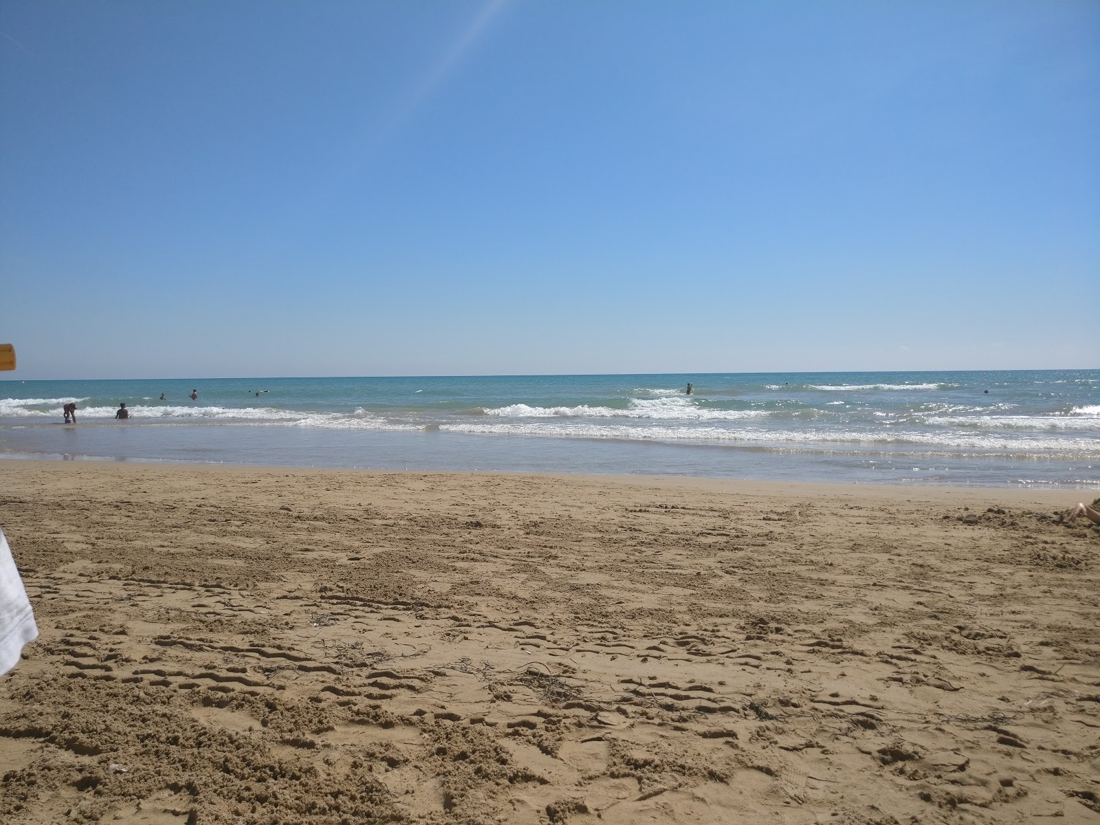 Photo de Platja les Ortigues avec l'eau bleu-vert de surface