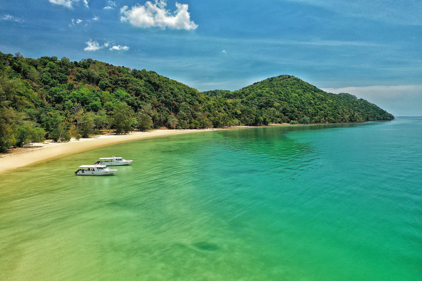 Foto von Loh Parade Beach mit beiger sand Oberfläche