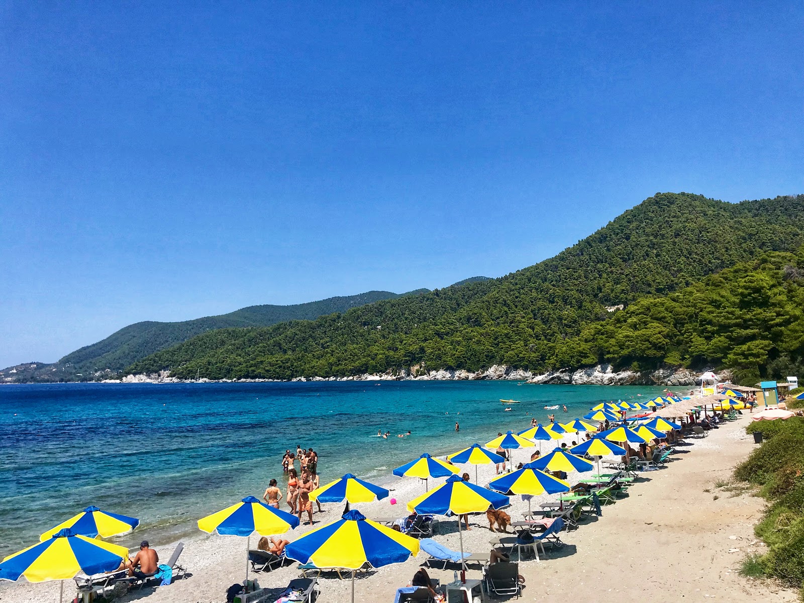 Foto de Milia beach com água cristalina superfície