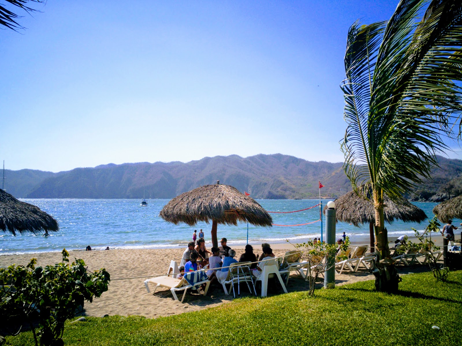 Foto von Playa Cuastecomates und seine wunderschöne Landschaft