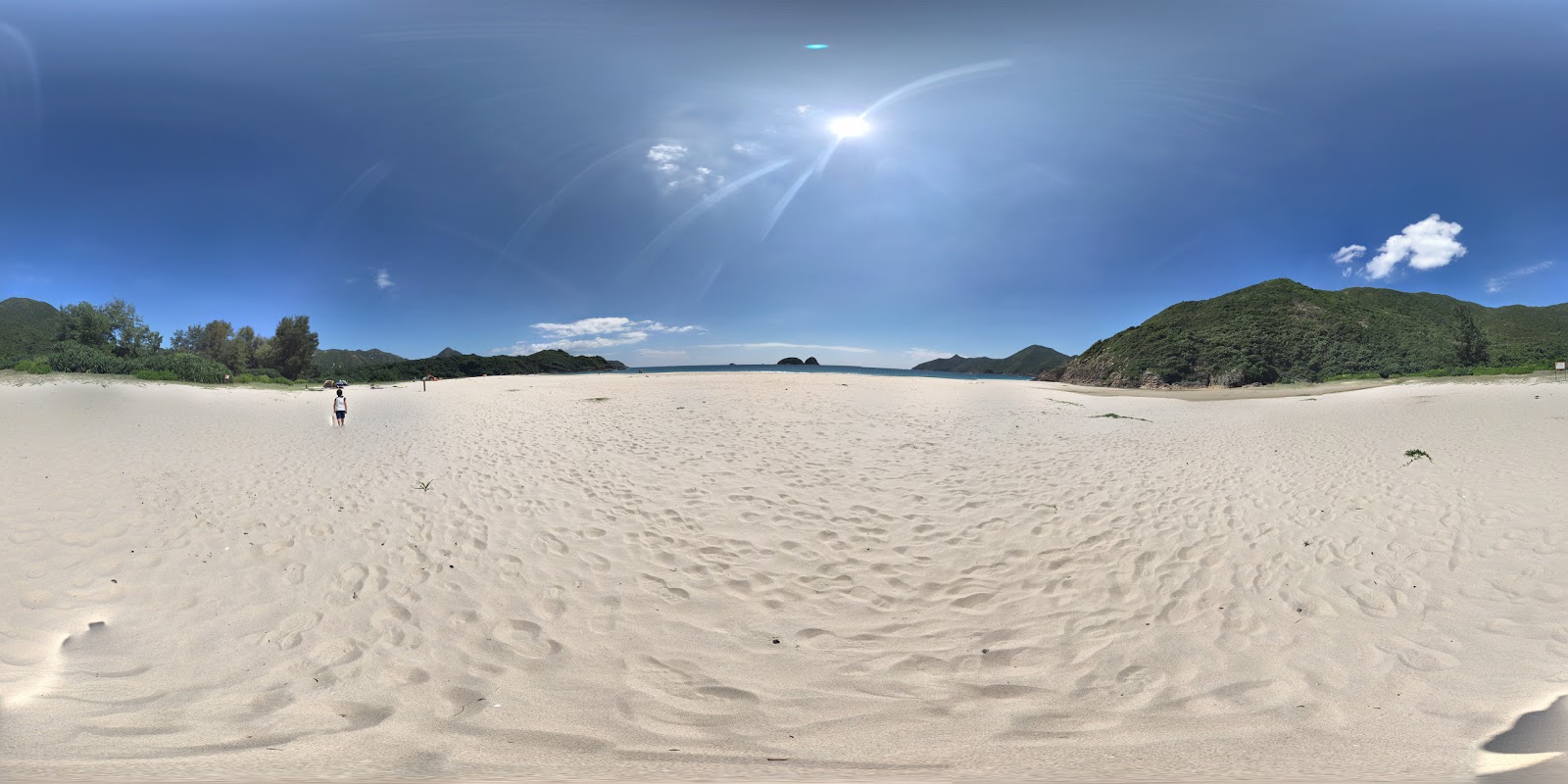 Ham Tin Beach'in fotoğrafı uçurumlarla desteklenmiş