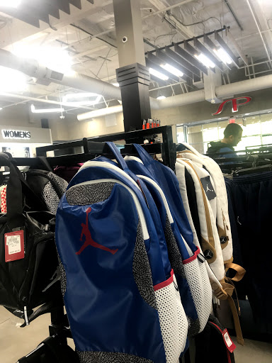 Shoe Store «Shoe Palace», reviews and photos, 8155 Camino Arroyo #13, Gilroy, CA 95020, USA