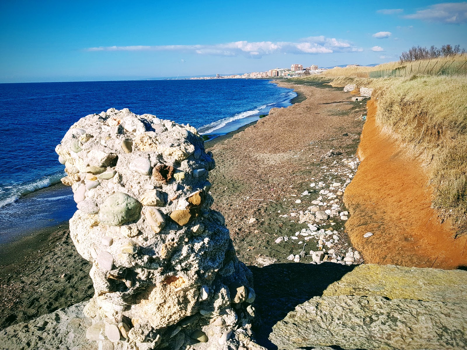 Foto av Bau Beach Ladispoli med låg nivå av renlighet