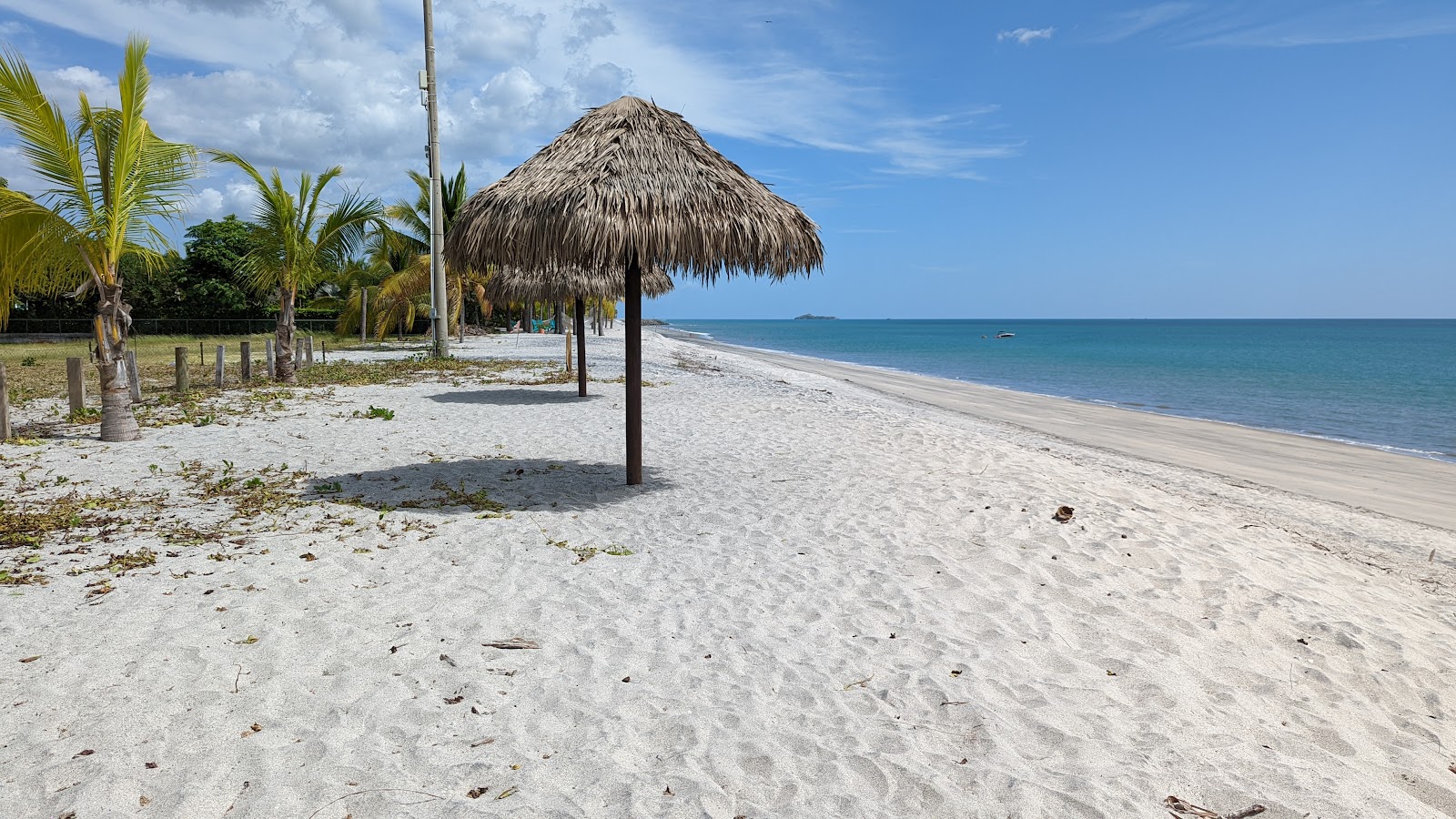 Foto van Compuesta Beach met helder zand oppervlakte