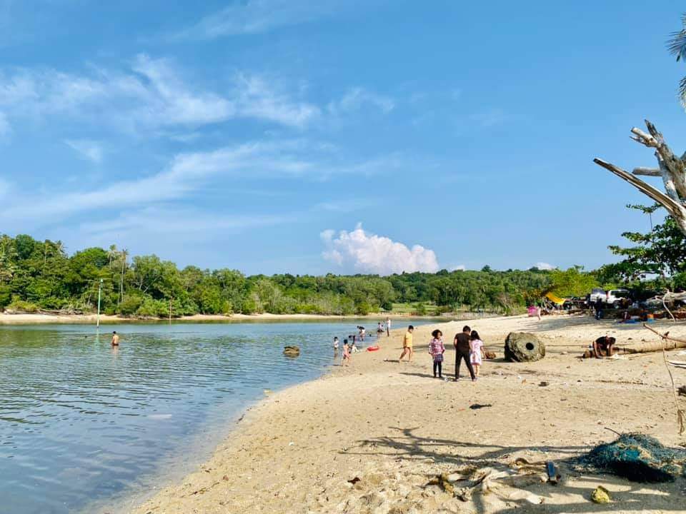 Zdjęcie Bahagia Beach z powierzchnią beżowy piasek muszlowy