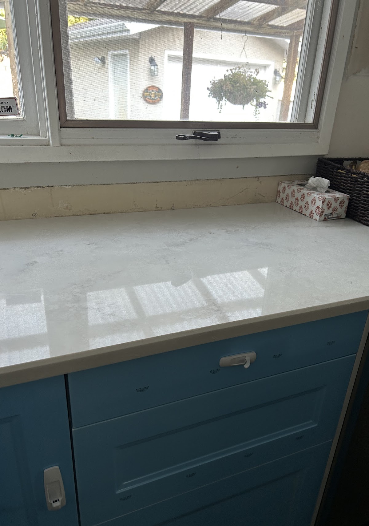 white kitchen quartz countertops
