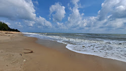 Foto von Maharat Beach mit langer gerader strand
