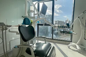 الدكتورة ياسمين العطار طب زراعة وتجميل الاسنان Dr Yasmin Al Attar Dental Clinic image
