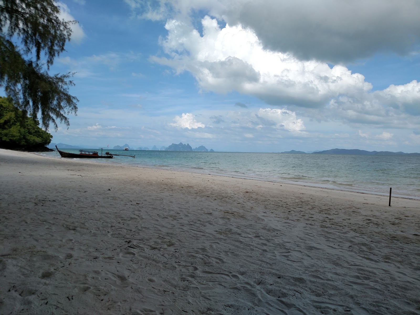 Photo of Ko Naka Yai Beach with partly clean level of cleanliness