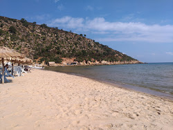 Foto von Plage Cap Serat umgeben von Bergen