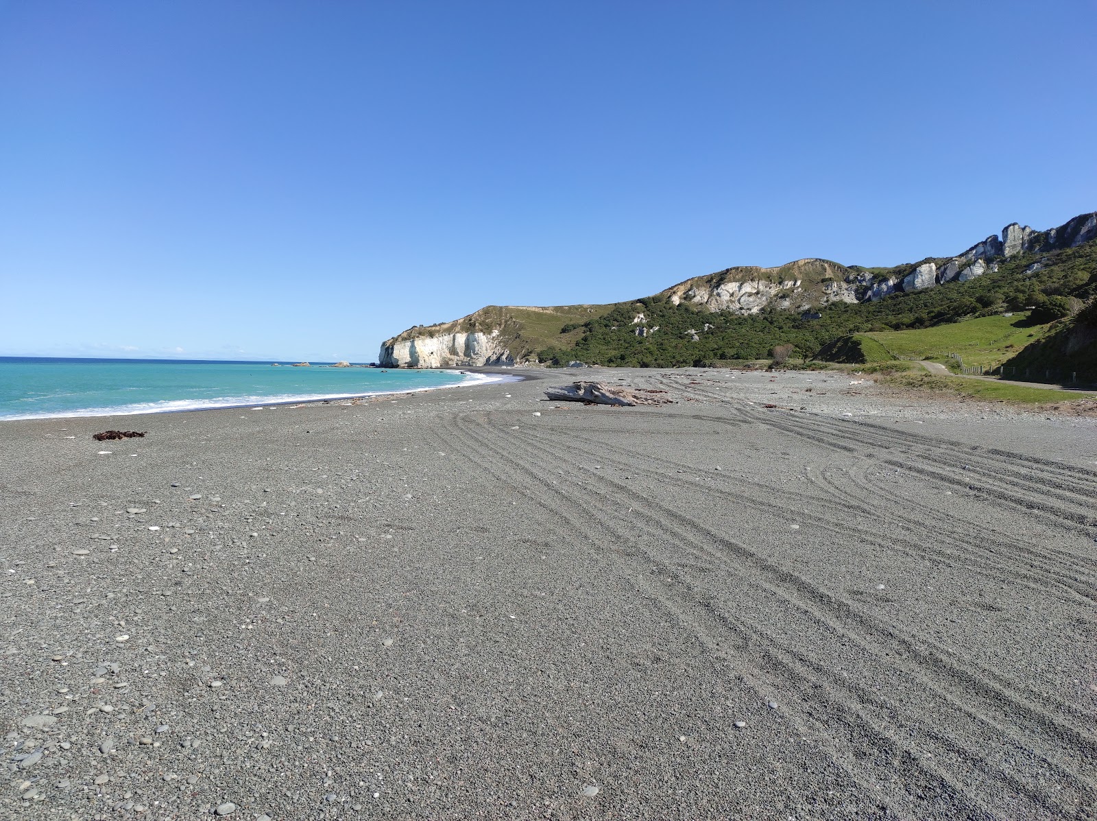 Foto von Nape Nape Beach mit lange, gerade küste