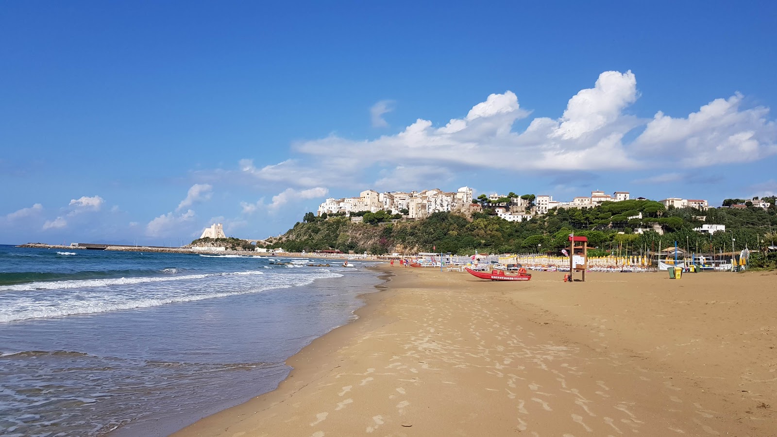 Foto di Spiaggia Angolo con una superficie del sabbia beige