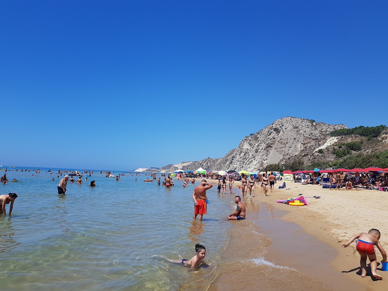 Spiaggia di Siculiana Marina'in fotoğrafı uçurumlarla desteklenmiş