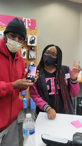 Cell Phone Store «T-Mobile», reviews and photos, 112 Eisenhower Pkwy #1037, Livingston, NJ 07039, USA