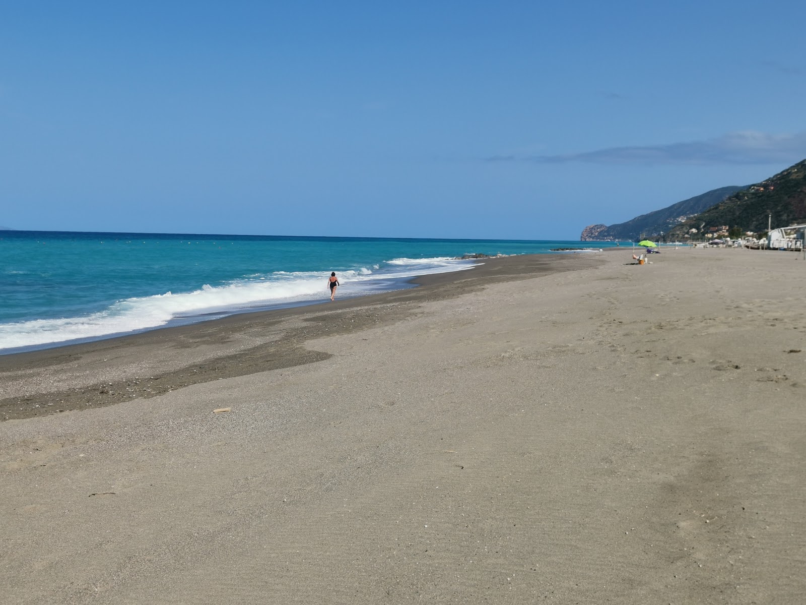 Photo de Spiaggia di Brolo zone des équipements