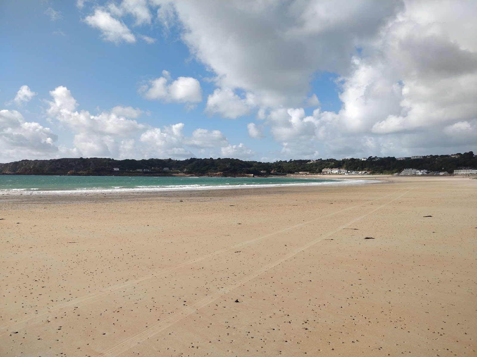Fotografie cu Ouaisne Beach cu nivelul de curățenie înalt