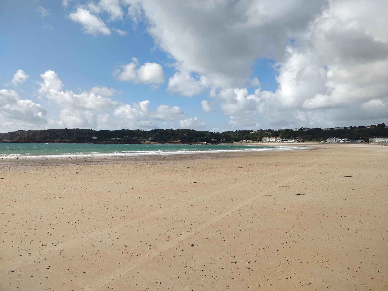 Ouaisne Beach'in fotoğrafı imkanlar alanı