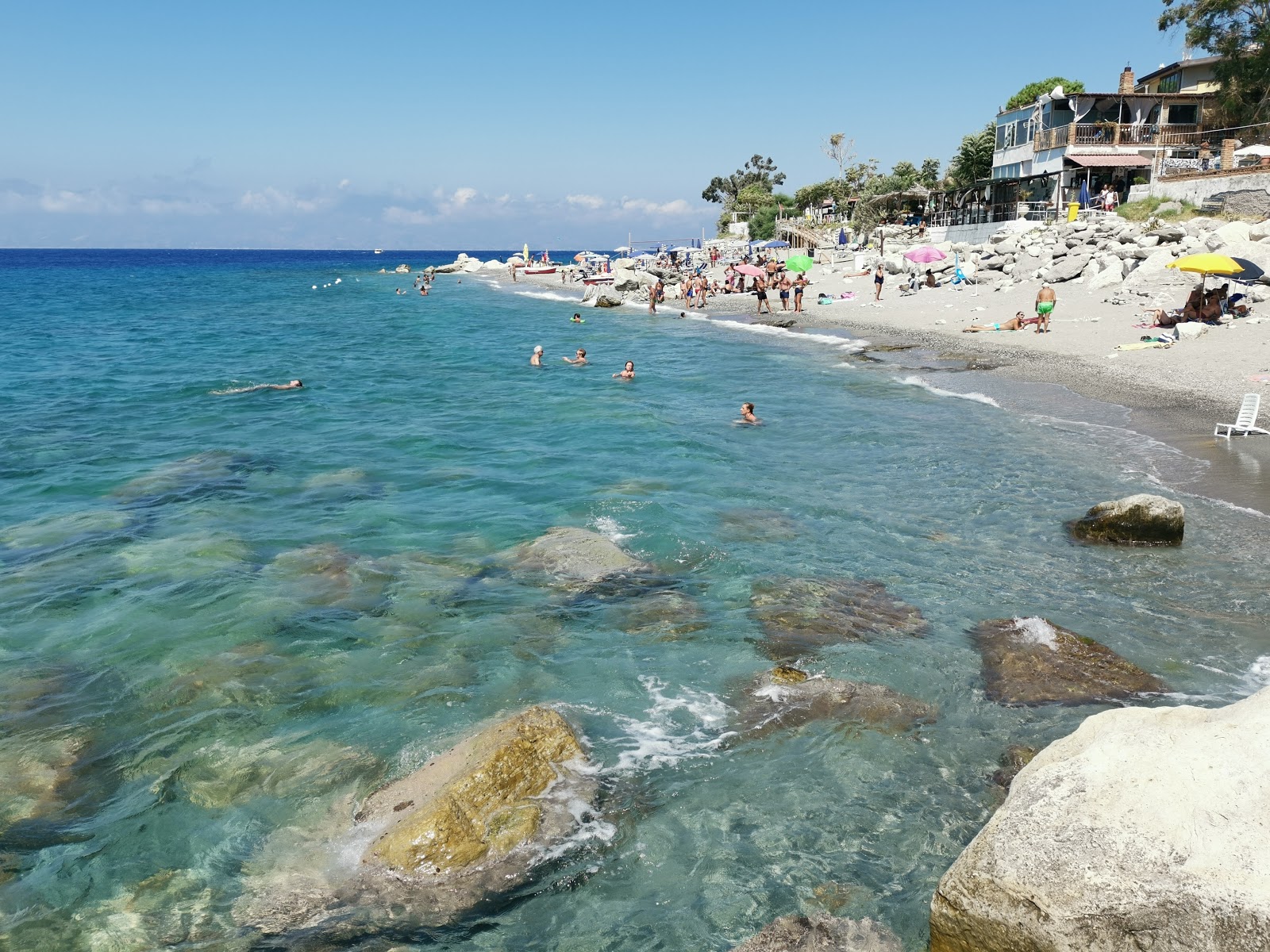 Photo de Spiaggia Calypso avec caillou fin gris de surface