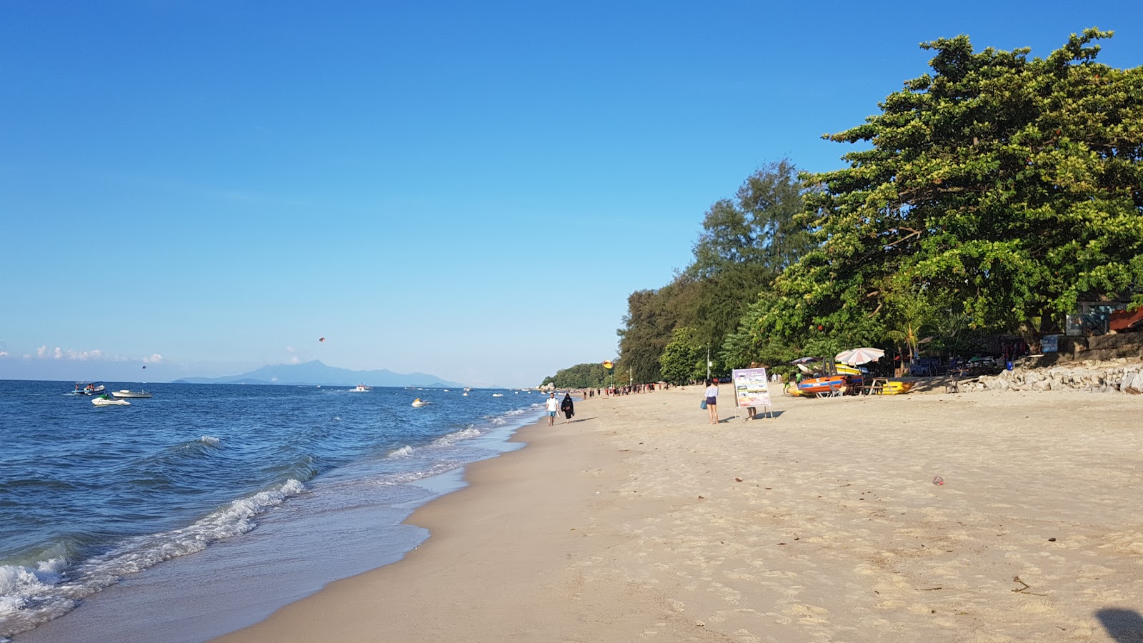 Foto van Batu Feringghi Beach met helder zand oppervlakte