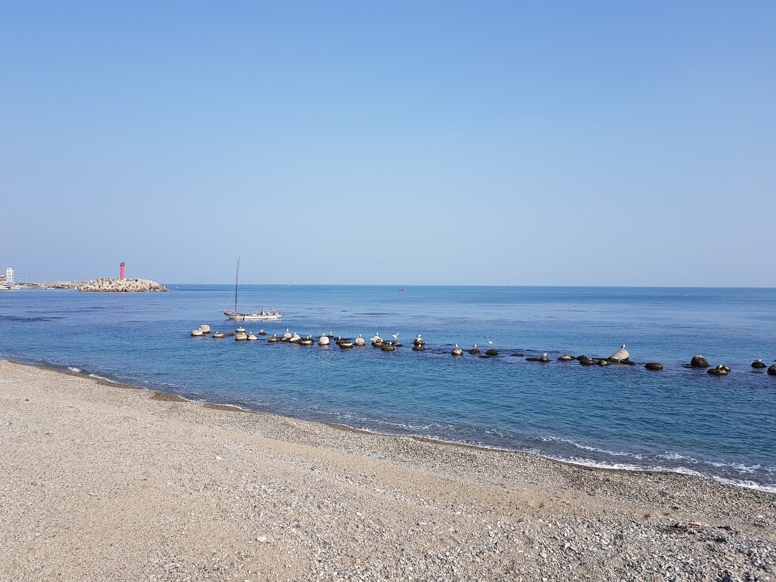 Fotografija Gyeongju Beach z turkizna čista voda površino
