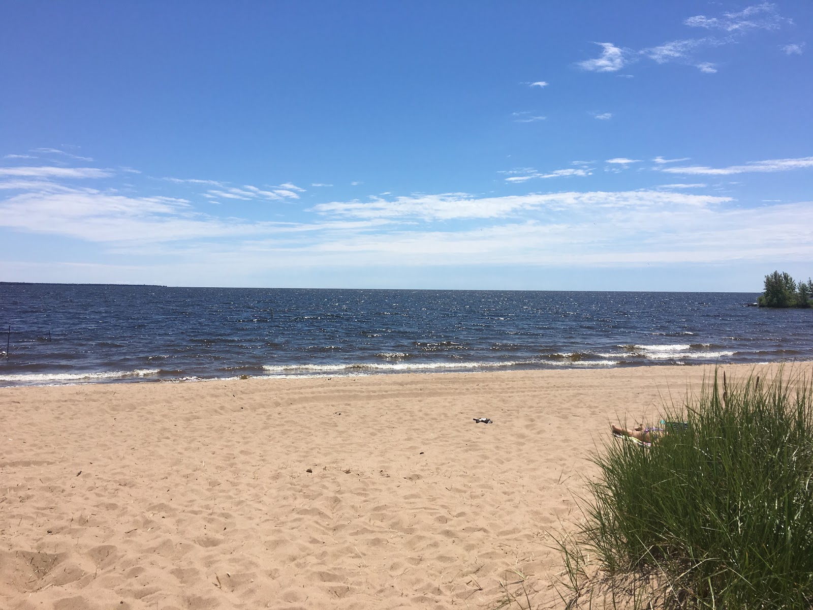Foto di Escanaba Municipal Beach con una superficie del sabbia beige