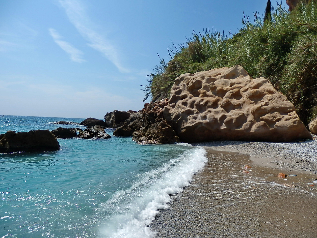 Foto di Cala Barranco de Maro con una superficie del piccoli ciottoli grigi