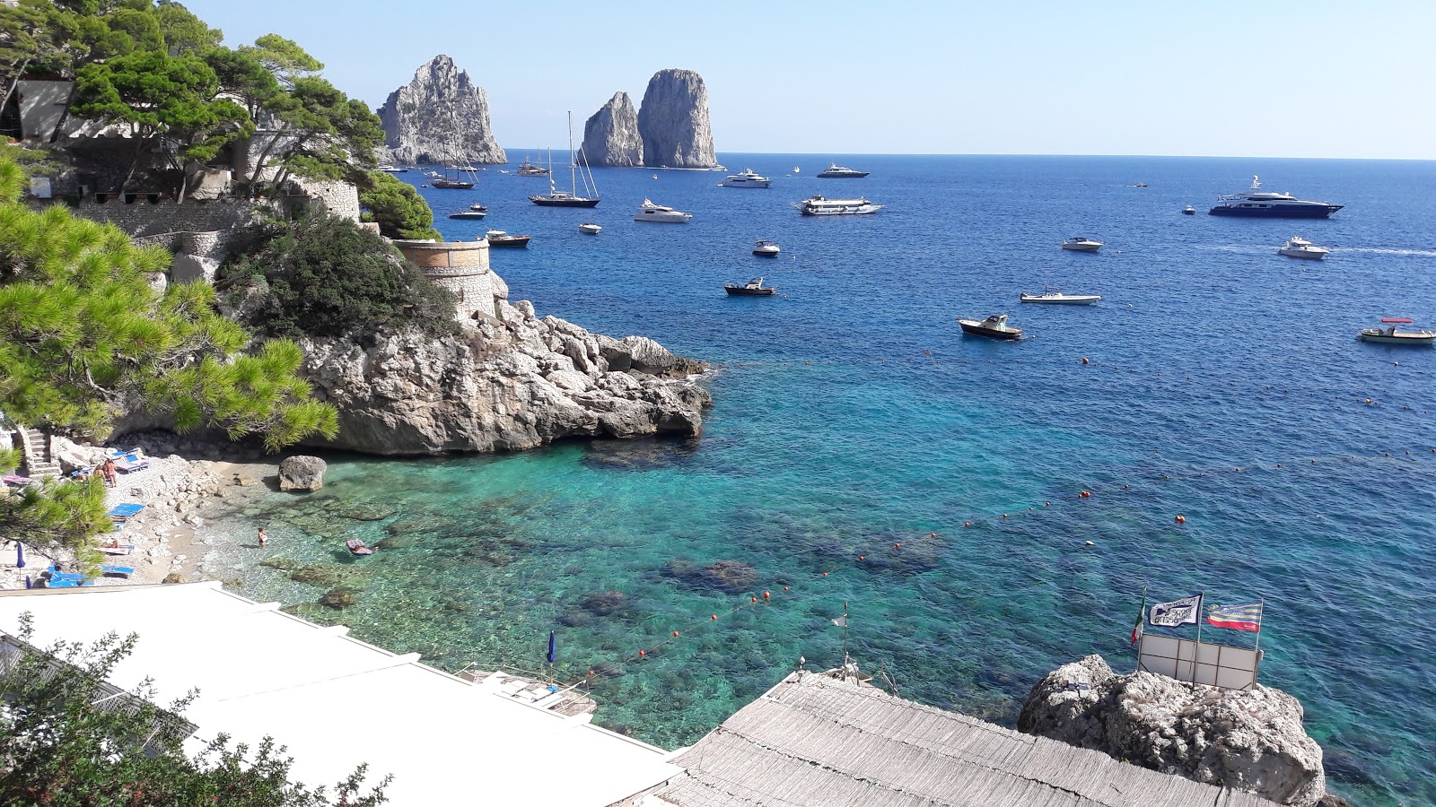 Fotografija Torre Saracena z turkizna čista voda površino