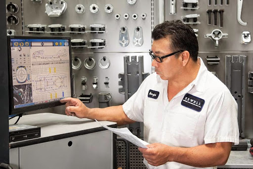 Auto Body Shop «Sewell Collision Center of Houston», reviews and photos, 111 Stage Runn Dr, Houston, TX 77090, USA