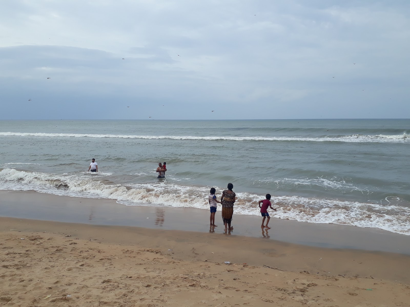 Ramathirdamu Beach的照片 带有明亮的沙子表面