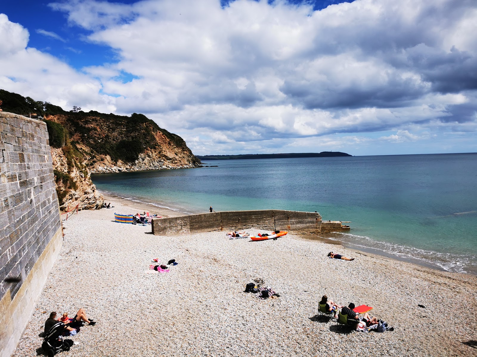 Foto von Charlestown beach mit beiger kiesel Oberfläche
