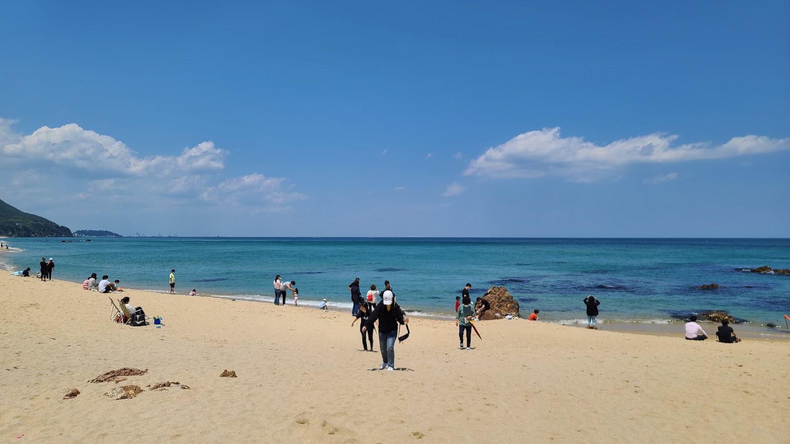 Photo de Jeongdongjin Beach avec l'eau cristalline de surface
