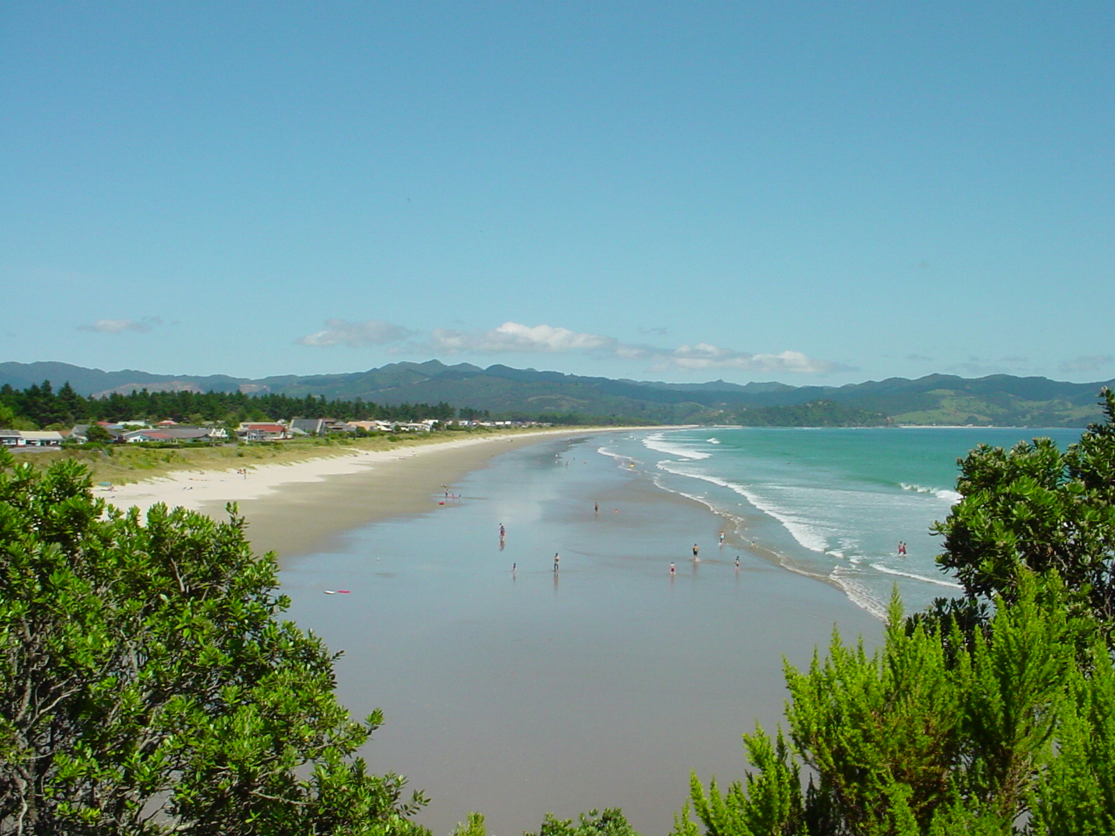 Foto de Matarangi Beach - lugar popular entre os apreciadores de relaxamento