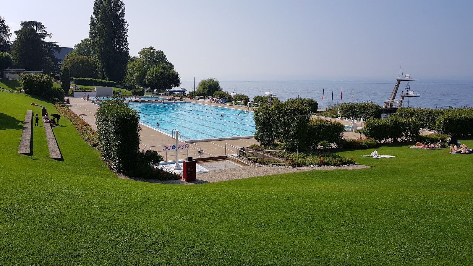 Foto di Centre Nautique con una superficie del superficie in cemento pavimentata