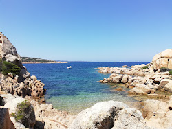 Della Contessa Beach'in fotoğrafı küçük bir koy ile birlikte
