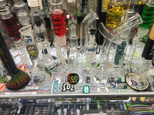 Tobacco Shop «The Hub Smoke Shop & Gifts», reviews and photos, 6410 N Oak Trafficway, Kansas City, MO 64118, USA