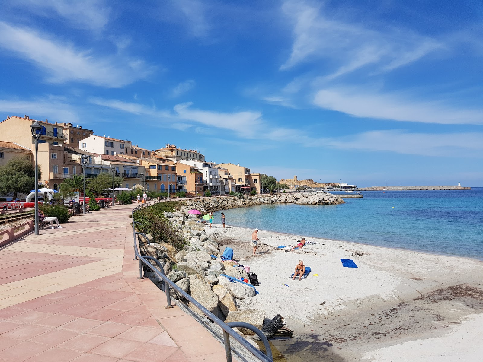 Foto de Plage Ile Rousse área de complejo turístico de playa