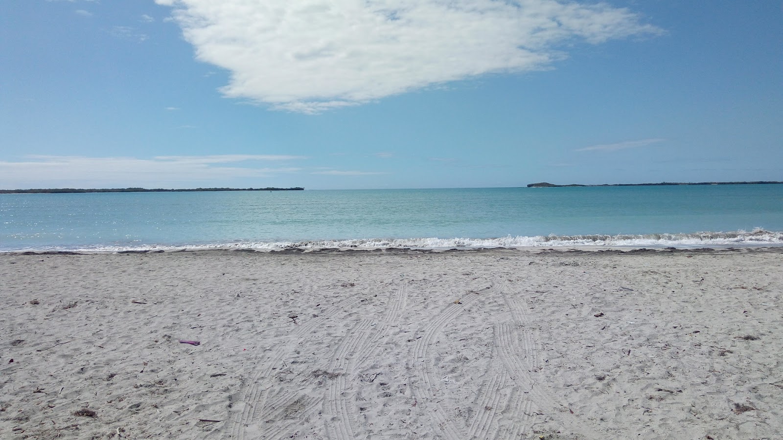 Los Negros beach的照片 带有碧绿色水表面