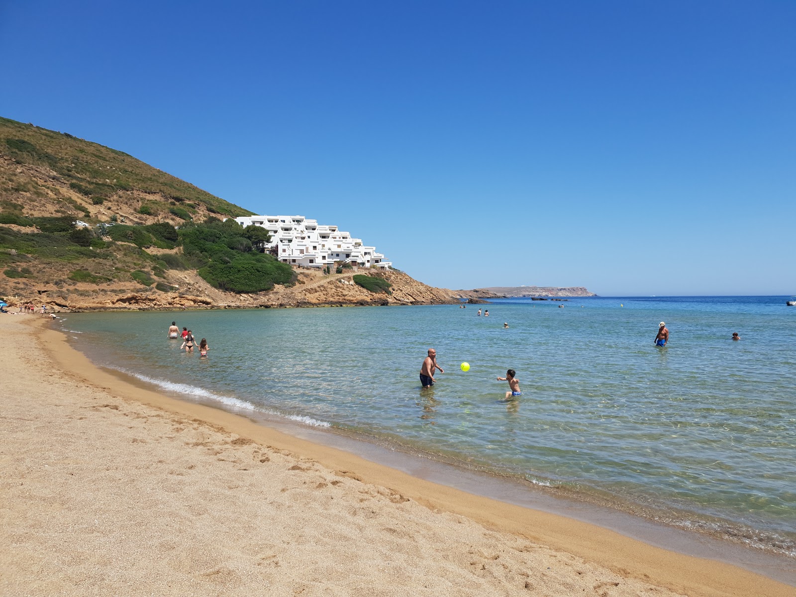 Foto von Fornells Strand mit kleine bucht