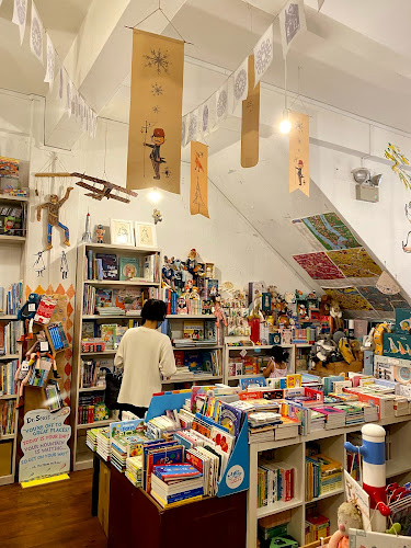 Opinii despre Woods in the Books New Bahru în Singapore - Book store