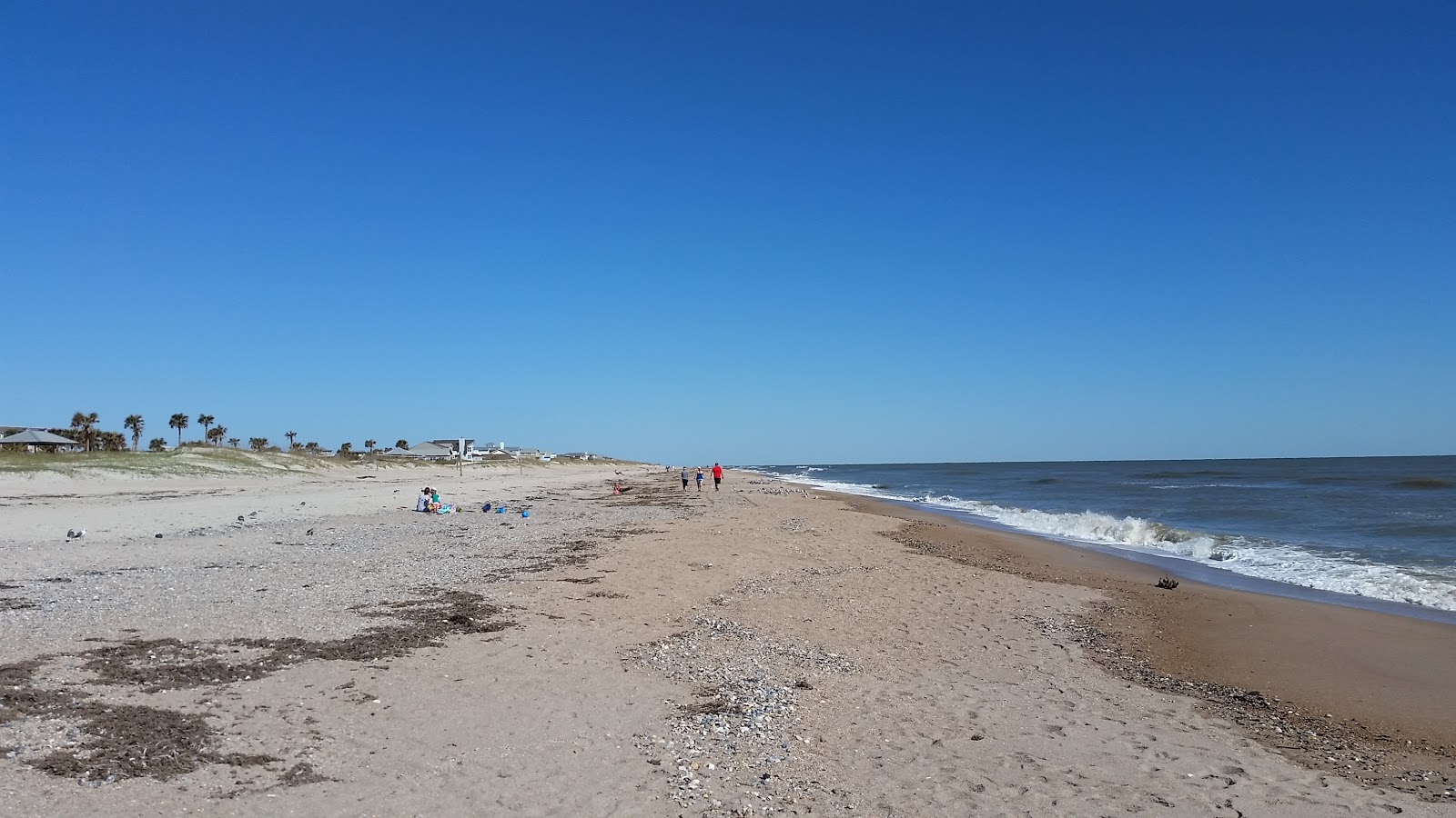 Valokuva Main beach Parkista. mukavuudet alueella